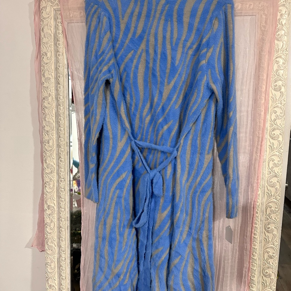 Hera Collection Blue and Tan Robe - Picture 5 of 7